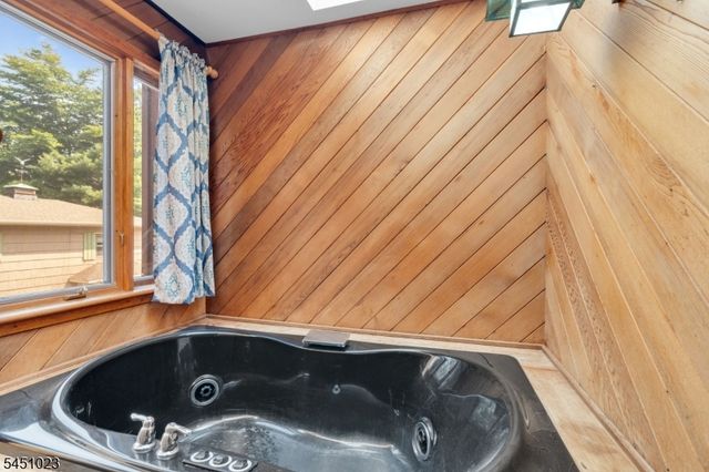 79 Castle Rock Rd, Jefferson Twp., NJ 07849