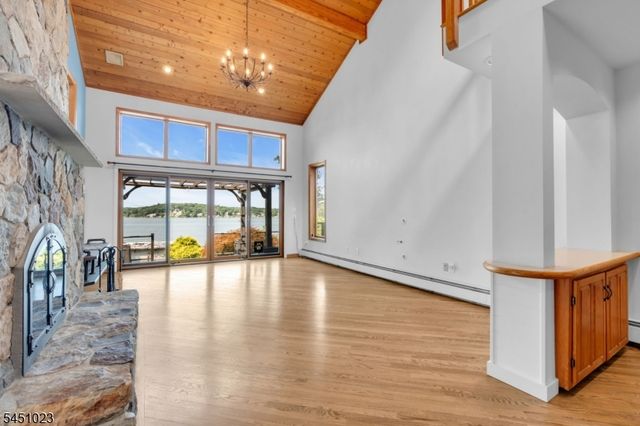 79 Castle Rock Rd, Jefferson Twp., NJ 07849