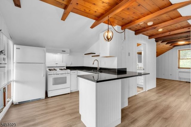 79 Castle Rock Rd, Jefferson Twp., NJ 07849