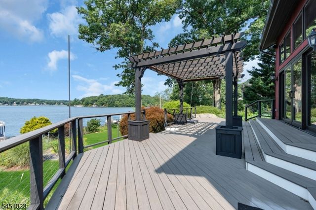 79 Castle Rock Rd, Jefferson Twp., NJ 07849