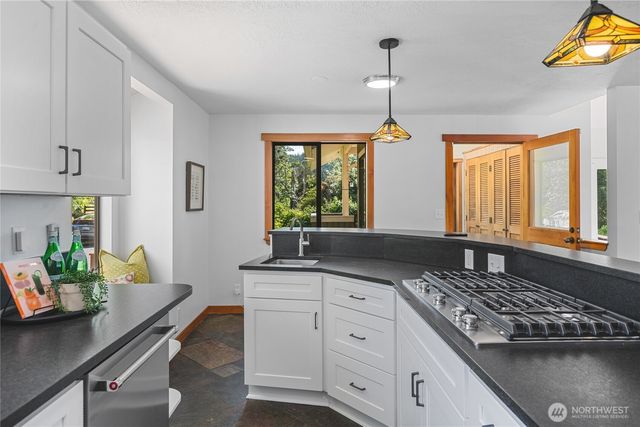 6067 S Campbell Lake Road, Anacortes, WA 98221