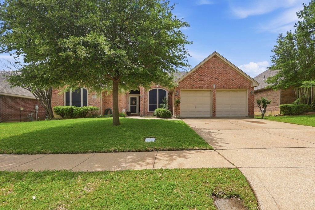 2110 Perry Drive, Mansfield, TX 76063