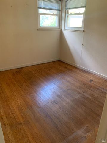 525 Minahen St N, Napa, CA 94559
