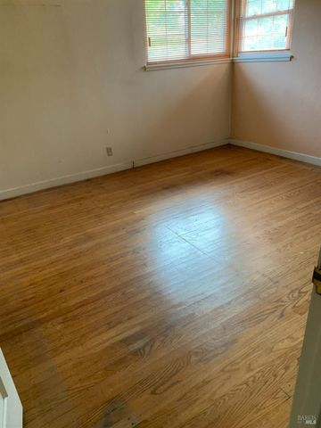 525 Minahen St N, Napa, CA 94559