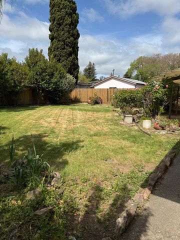 525 Minahen St N, Napa, CA 94559
