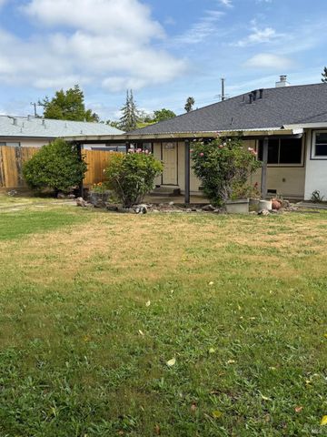 525 Minahen St N, Napa, CA 94559