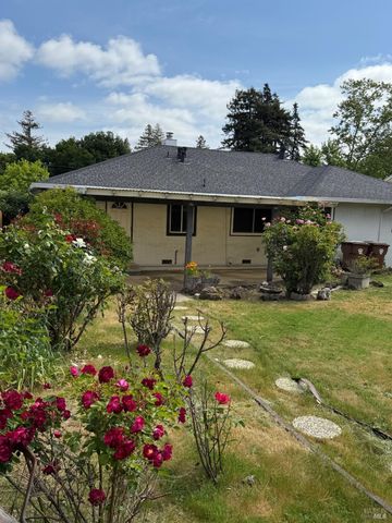 525 Minahen St N, Napa, CA 94559