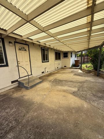 525 Minahen St N, Napa, CA 94559