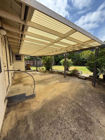 525 Minahen St N, Napa, CA 94559