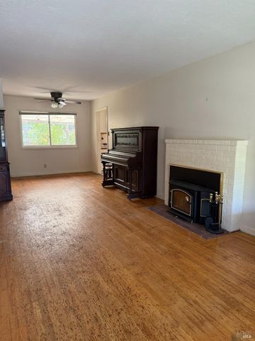 525 Minahen St N, Napa, CA 94559