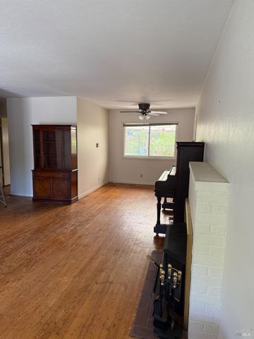 525 Minahen St N, Napa, CA 94559