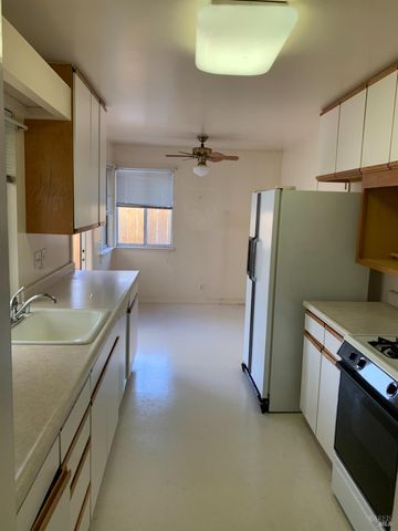 525 Minahen St N, Napa, CA 94559