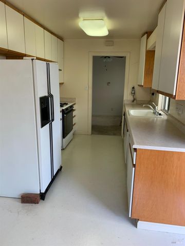 525 Minahen St N, Napa, CA 94559