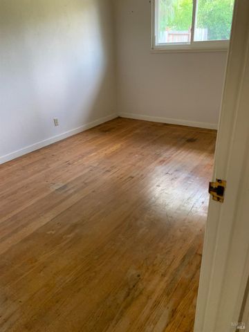 525 Minahen St N, Napa, CA 94559