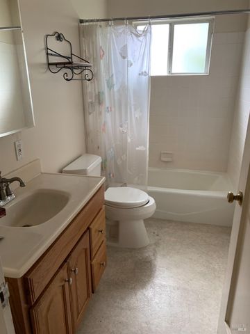 525 Minahen St N, Napa, CA 94559