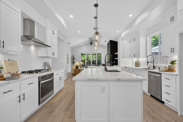 3705 Mackenzie Ln, Carmichael, CA 95608