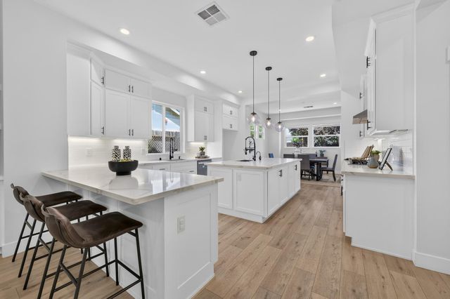3705 Mackenzie Ln, Carmichael, CA 95608