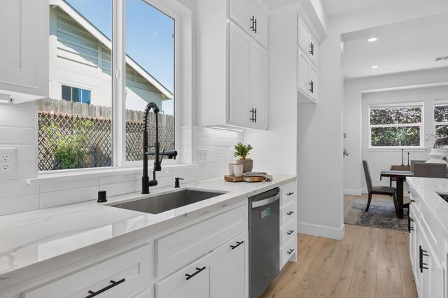3705 Mackenzie Ln, Carmichael, CA 95608