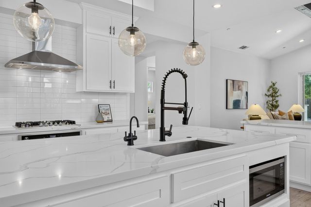 3705 Mackenzie Ln, Carmichael, CA 95608