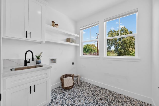 3705 Mackenzie Ln, Carmichael, CA 95608