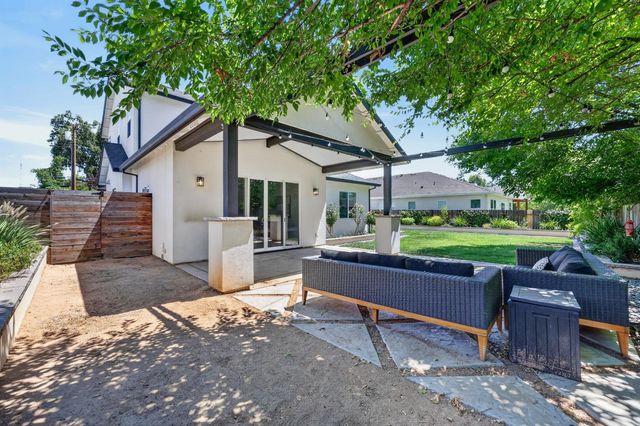 3705 Mackenzie Ln, Carmichael, CA 95608