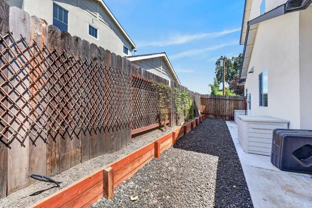 3705 Mackenzie Ln, Carmichael, CA 95608