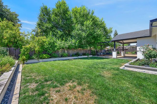3705 Mackenzie Ln, Carmichael, CA 95608