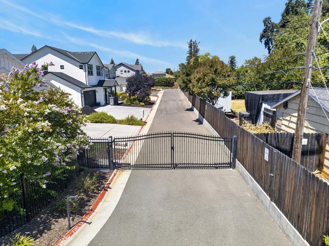 3705 Mackenzie Ln, Carmichael, CA 95608