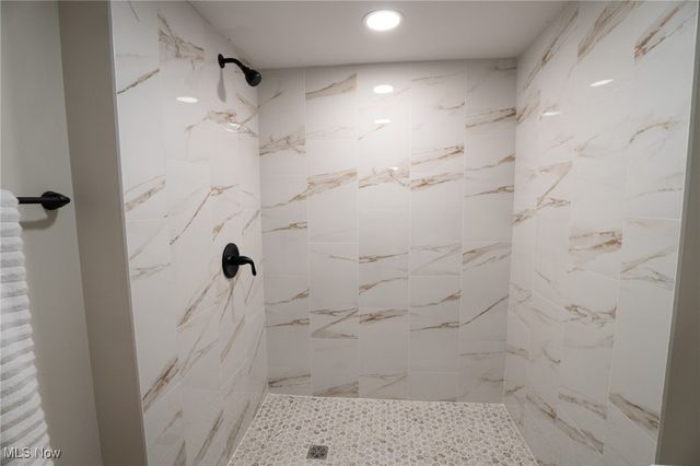 236 Adams Avenue, Cuyahoga Falls, OH 44221