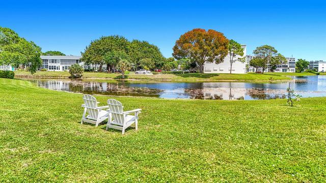 2114 Oakridge V, Deerfield Beach, FL 33442