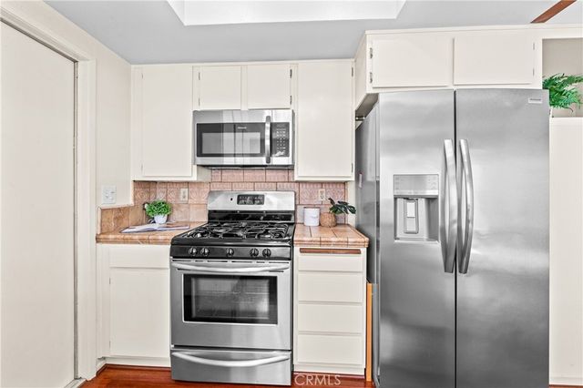 1986 W Bayshore, Anaheim, CA 92801