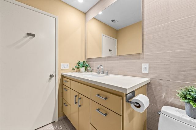 1986 W Bayshore, Anaheim, CA 92801