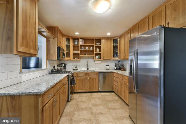 2 JOLLYBROOK RD, Levittown, PA 19056