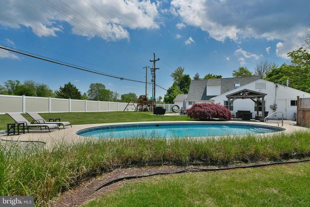2 JOLLYBROOK RD, Levittown, PA 19056