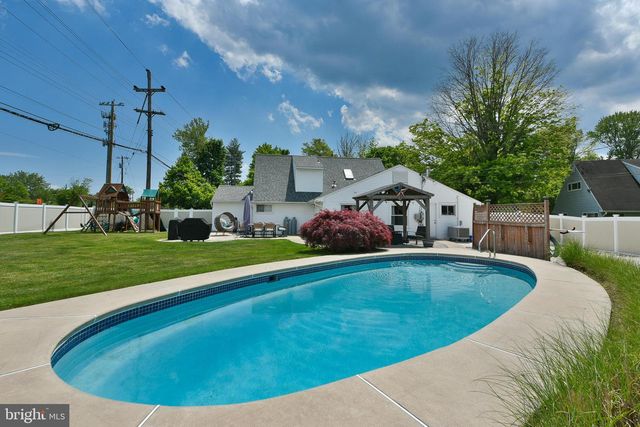 2 JOLLYBROOK RD, Levittown, PA 19056