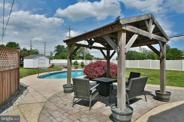2 JOLLYBROOK RD, Levittown, PA 19056