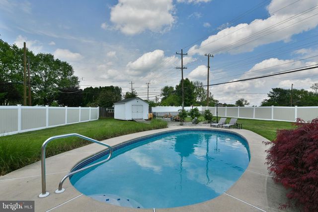 2 JOLLYBROOK RD, Levittown, PA 19056