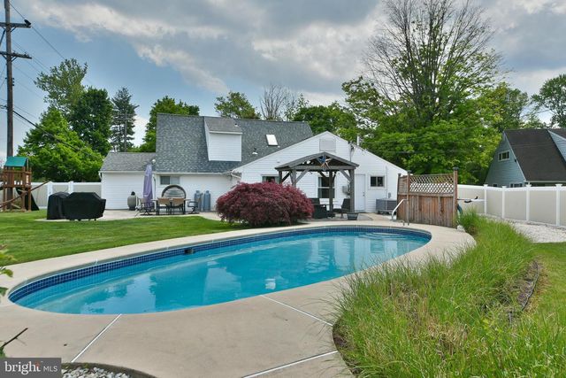 2 JOLLYBROOK RD, Levittown, PA 19056