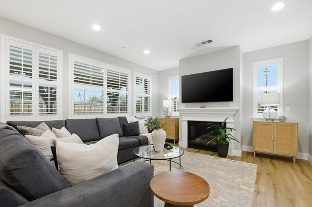 101 Willow Oak Dr, Pleasant Hill, CA 94523