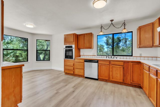 7570 Van Pooka Ct, Somerset, CA 95684