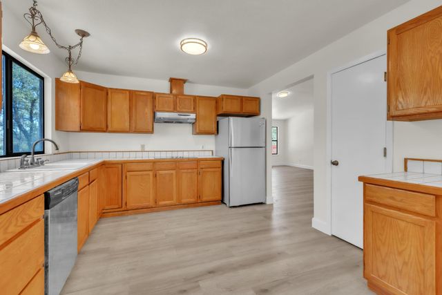 7570 Van Pooka Ct, Somerset, CA 95684