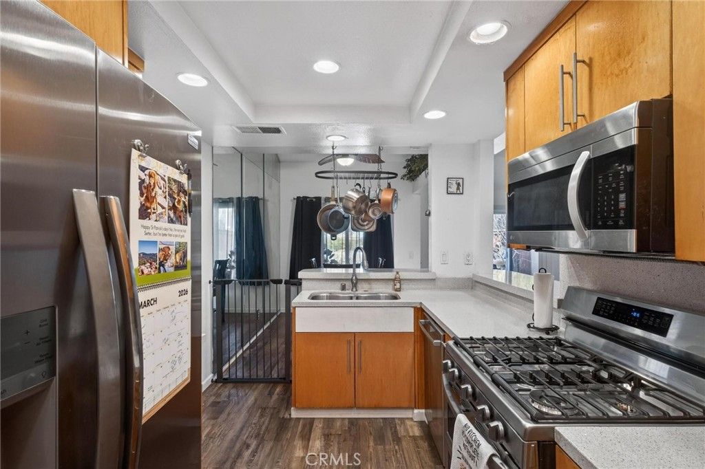 Image 13 of property listing at 722 W 223rd 2, Torrance, CA 90502