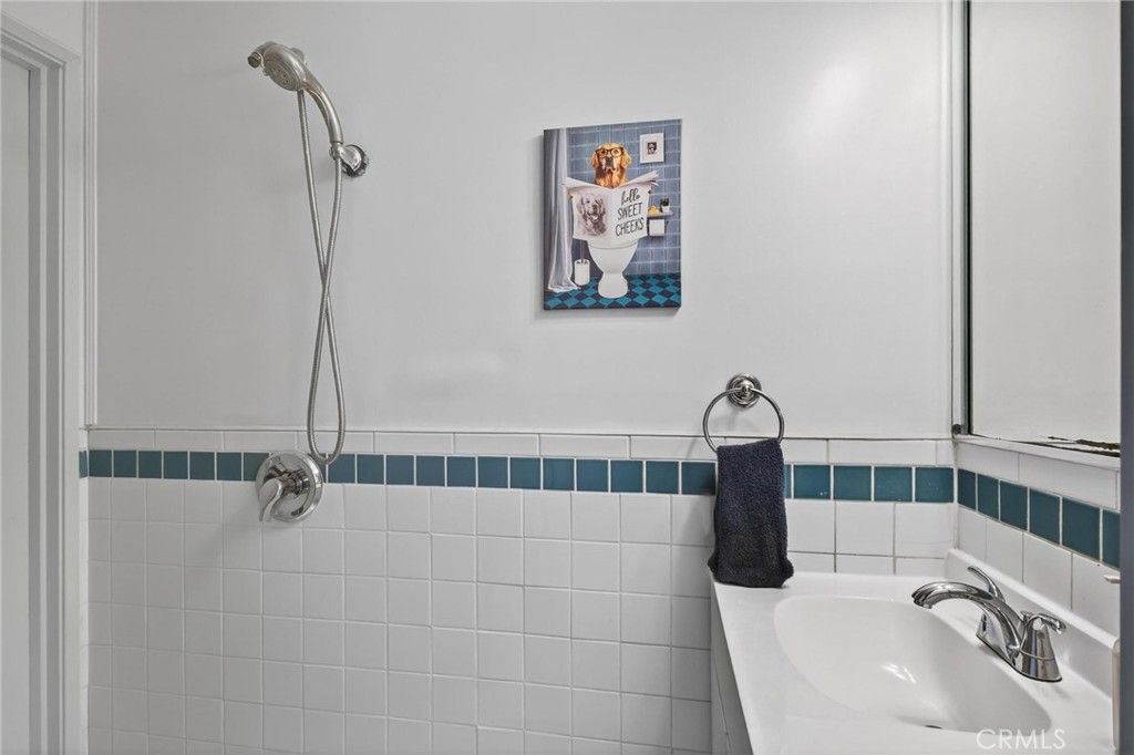 Image 14 of property listing at 722 W 223rd 2, Torrance, CA 90502