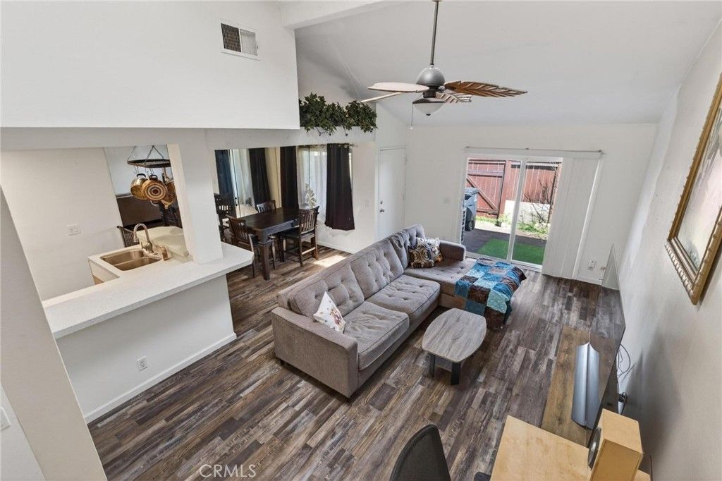 Image 15 of property listing at 722 W 223rd 2, Torrance, CA 90502