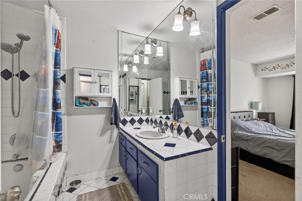 Image 20 of property listing at 722 W 223rd 2, Torrance, CA 90502