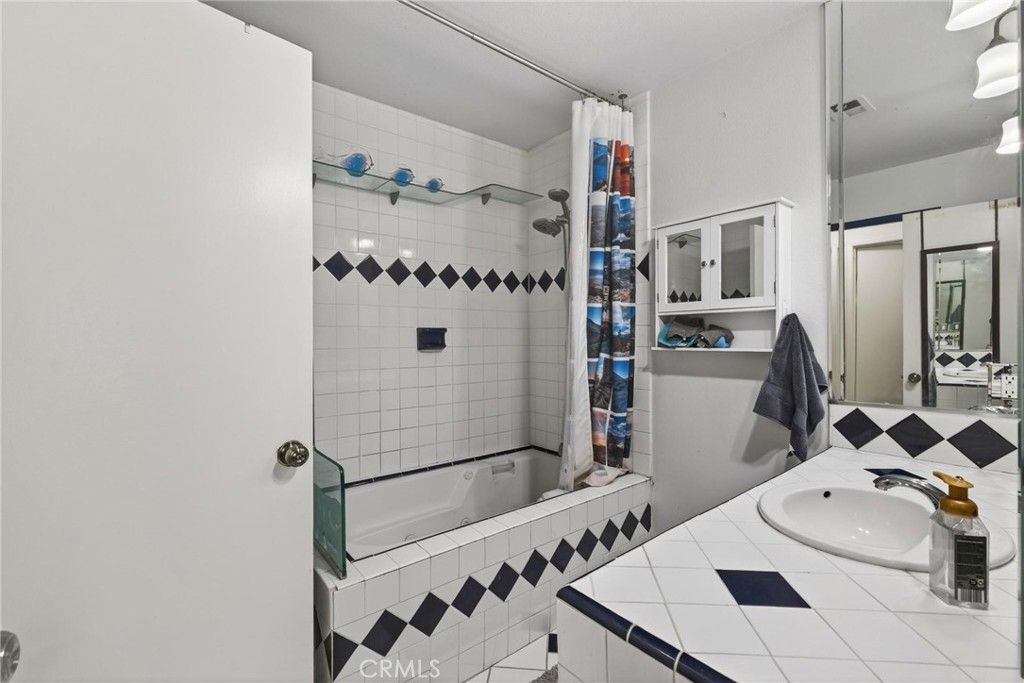 Image 21 of property listing at 722 W 223rd 2, Torrance, CA 90502