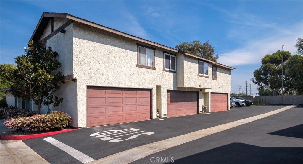 Image 8 of property listing at 722 W 223rd 2, Torrance, CA 90502