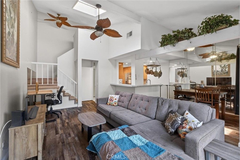 Image 9 of property listing at 722 W 223rd 2, Torrance, CA 90502