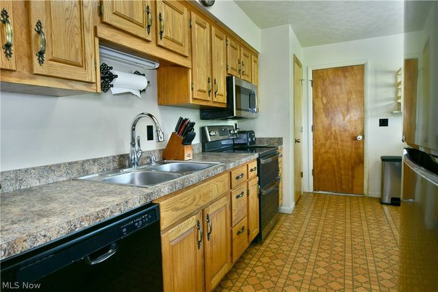 2484 Mahan Denman Road, Cortland, OH 44410