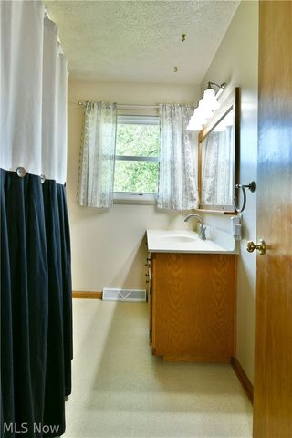 2484 Mahan Denman Road, Cortland, OH 44410
